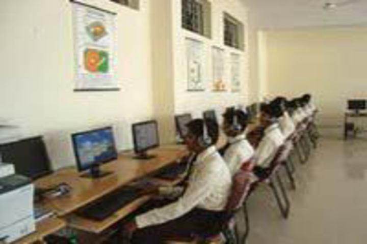https://cache.careers360.mobi/media/colleges/social-media/media-gallery/17668/2019/7/1/IT Lab of Shri Sai Institute of Technology Polytechnic Aurangabad_IT-Lab.jpg